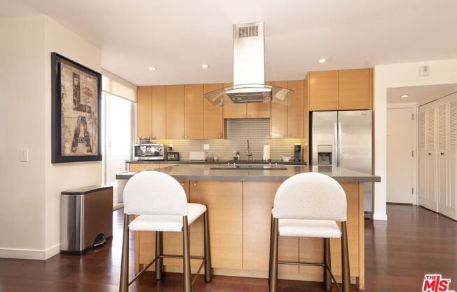 1 bed, 2 baths, 966 sqft, $5,700, Unit 901