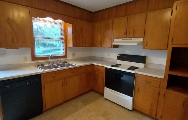 2 beds, 1 bath, 903 sqft, $1,140, Unit P-2