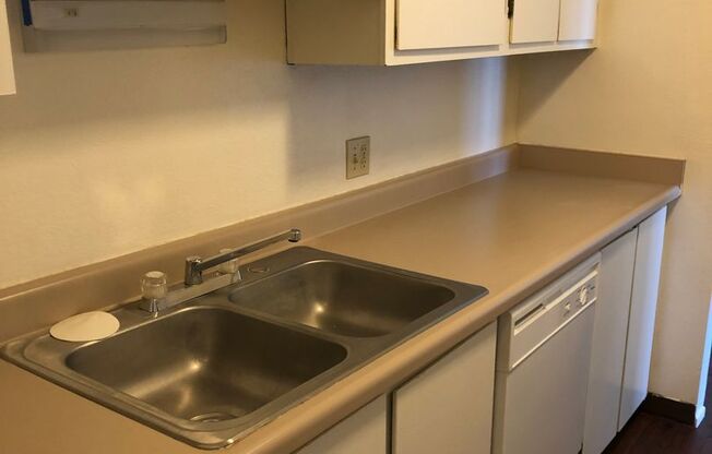 2 beds, 1 bath, 796 sqft, $1,150, Unit 127