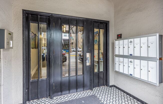 Lake Street Apartments | Downtown Kirkland | Renovated Units Just Steps from Marina Park