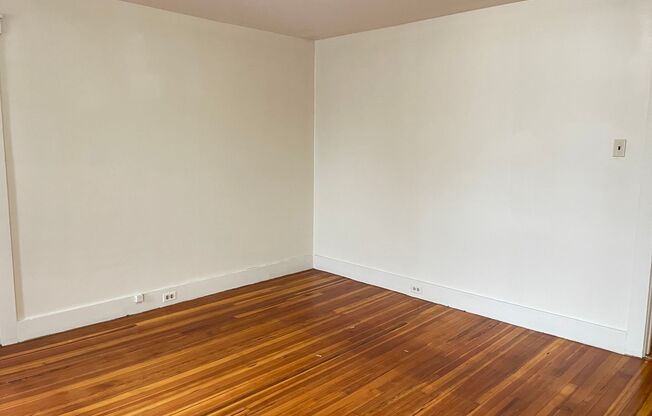 2 beds, 1 bath, $1,225, Unit 200 S. Broad St.- Apt. B