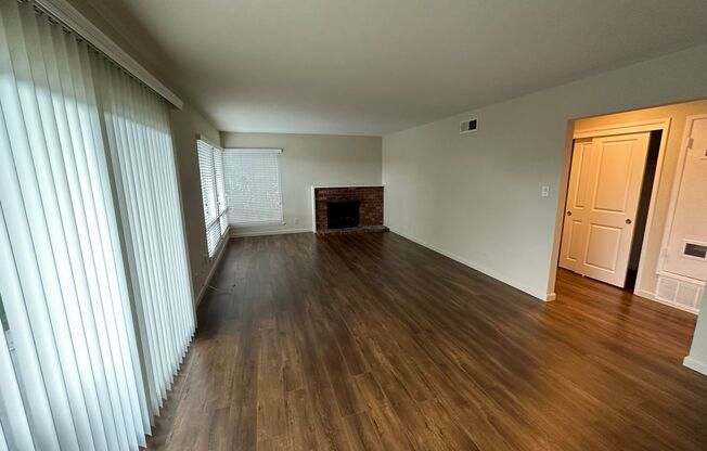 3600 Crestmoor Dr. #4, Large 2 Bedroom 2 Bath 2nd Floor, Excellent Location