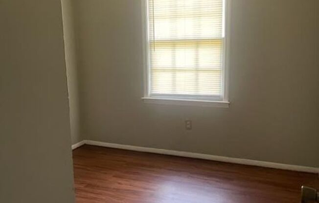 3 beds, 1 bath, $875