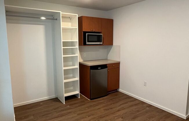 Studio, 1 bath, 170 sqft, $1,090, Unit 5206