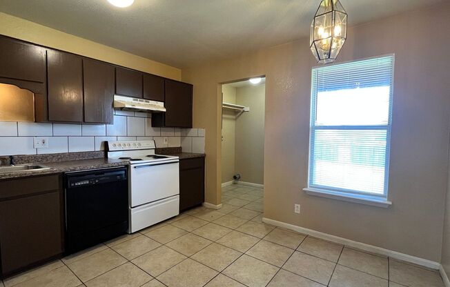 2 beds, 1 bath, $695, Unit 1007 Circle M Drive - Unit C