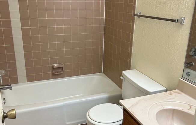 2 beds, 2 baths, 957 sqft, $1,015, Unit 31