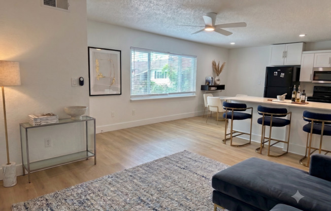 2 beds, 1 bath, 889 sqft, $1,699, Unit 10-5215