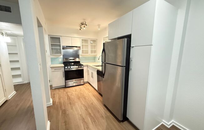 2 beds, 1 bath, 954 sqft, $1,705, Unit RRO-104