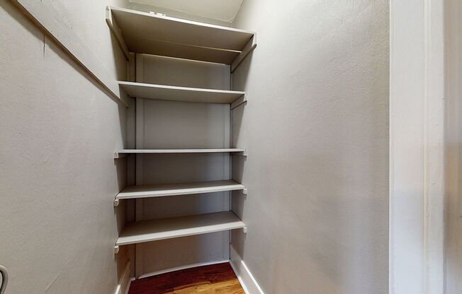 Studio, 1 bath, 290 sqft, $975, Unit 34