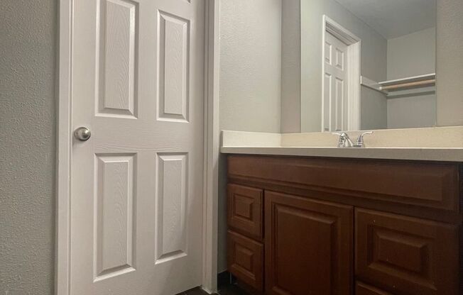 1 bed, 1 bath, 600 sqft, $1,100, Unit Azul Apartments- #257