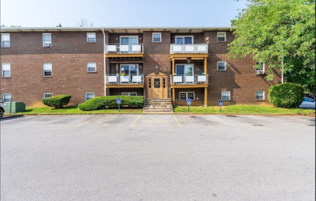 1 bed, 1 bath, 650 sqft, $1,350, Unit 2457-10