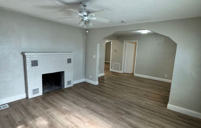 FOR RENT!! CUTE AND COZY BUNGALOW STYLE 3 BEDROOM 1 BATH SINGLE FAMILY HOME (MOVE IN SPECIAL)..