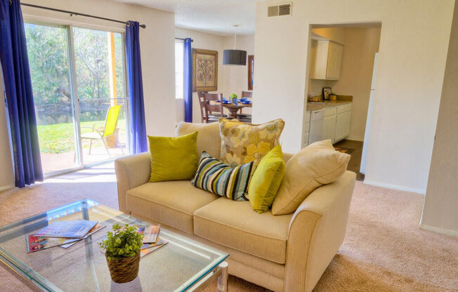 Modern Living Room at Auburn Glen Apartments, Florida, 32256