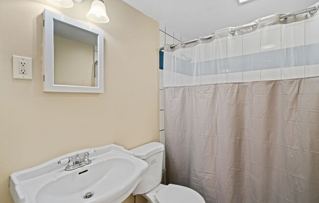 MOVE IN SPECIAL! SCORE HALF OFF 1ST MONTH'S RENT IF SIGNED BY NOV. 21! Cozy 3 Bedroom home in McKees Rocks available now!