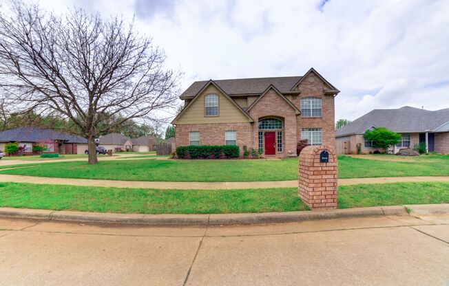 Charming 4 Bed / 2.5 Bath in Broken Arrow!