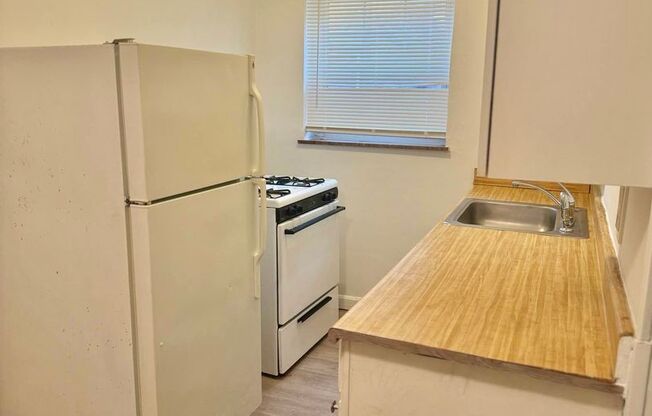 1 bed, 1 bath, $795, Unit 1191 Groesbeck Rd-1