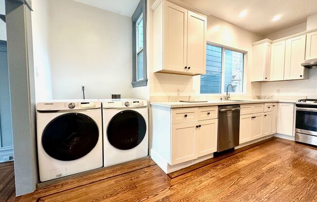 Large, Elegant Home Near USF w/ 6BR, 3BA Laundry, Yard, More!