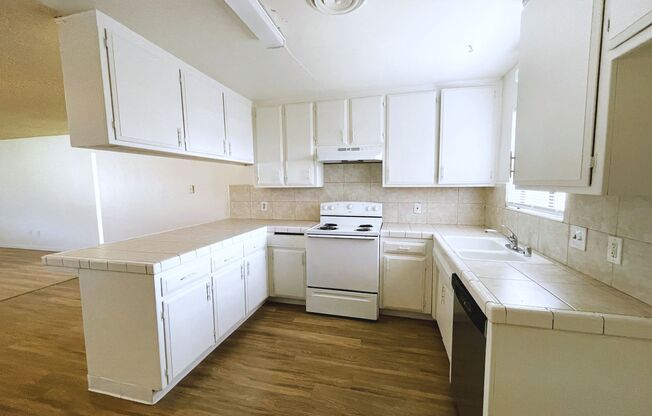 2 beds, 1 bath, $1,375, Unit Unit B