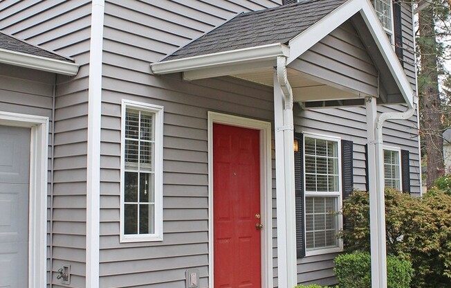 Traditional Modern Home On Cul-De-Sac in Established Beaverton Neighborhood