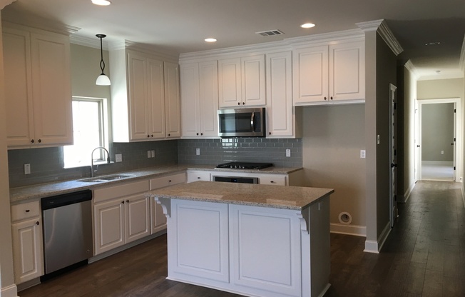 3 br house by U club! Dbl garage, upgrades, pool and tennis included!