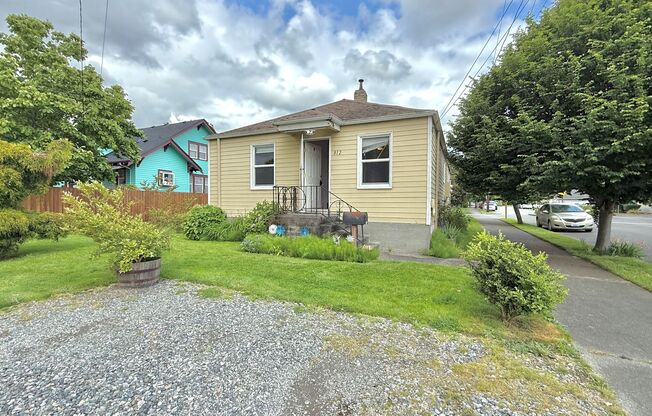 Renton Downtown Duplex rambler home - Move in ready - 2 bedroom 1 bathroom - off street parking.
