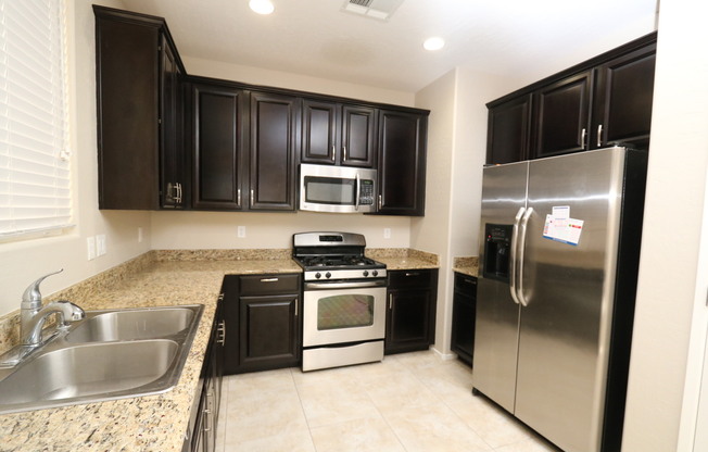 Lovely Home with Community Pool