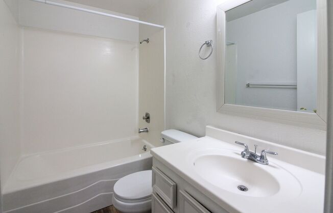 2 beds, 1 bath, 889 sqft, $1,250, Unit 40