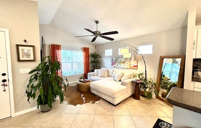 2/2 UNFURNISHED - ADORABLE BUNGALOW- WITH GARAGE/GATED COMMUNITY