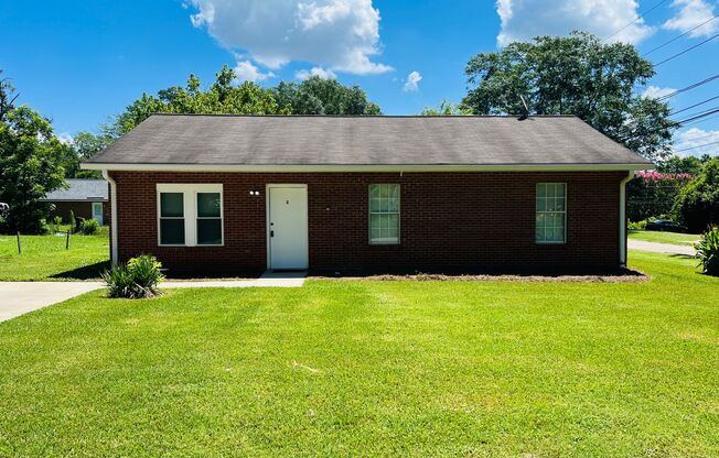 Will not last! 3 bedroom 1.5 bathroom home in Downtown Newnan! Must see!