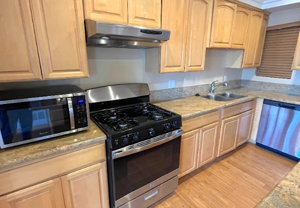 2 beds, 1.5 baths, 950 sqft, $4,195