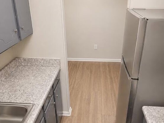 Elevate your living at Richmond Hills Apartments, where modern kitchens meet spacious layouts. Enjoy sleek finishes and seamless functionality. Your perfect home awaits—schedule a tour today!
