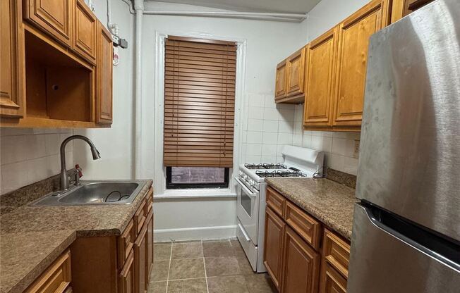 3 beds, 1 bath, $2,850, Unit 24