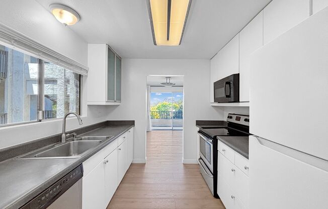 Charming & Spacious 2BD/2BA Condo in Bay Park W/ W/D, Community Pool/Spa, & Wrap Around Patio!