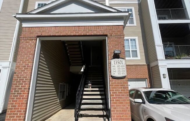 LOVELY TOP LEVEL CONDO IN GERMANTOWN