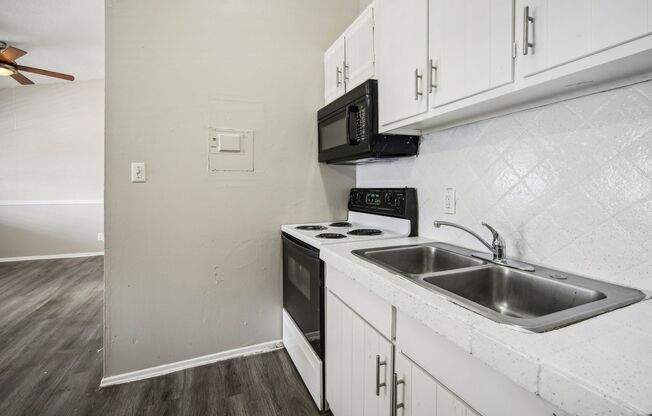 1 bed, 1 bath, 614 sqft, $900, Unit PH-114