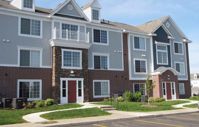 Attractive apartment building with expert landscaping at Autumn Lakes Apartments and Townhomes, Mishawaka, 46544