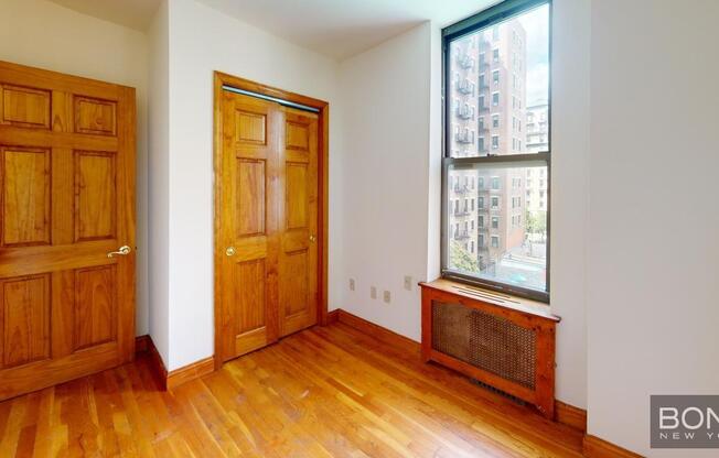 2 beds, 1 bath, $3,270, Unit 5D