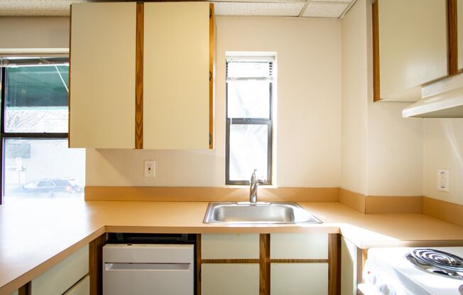 Corner Studio in the Heart of NW w/ Dishwasher!