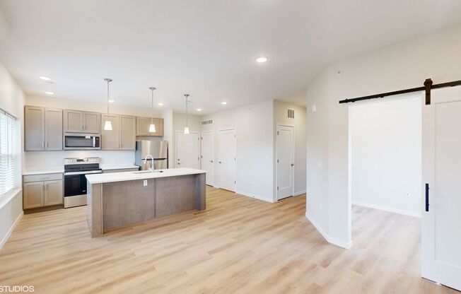 2 beds, 2 baths, 1,071 sqft, $1,800, Unit 4-210