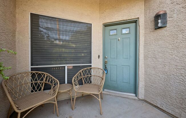 Downtown Dream minutes to Baseball, Basketball, Concerts, AZ Science Center and ASU. This completely remodeled 2 bedroom, 2 bathroom with split floor plans is READY NOW!!