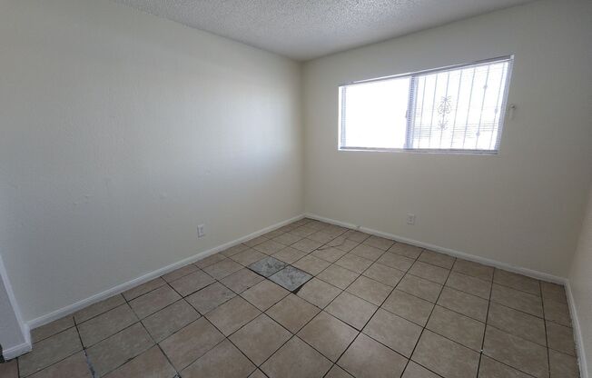 2 beds, 1 bath, 717 sqft, $1,000, Unit Unit 4