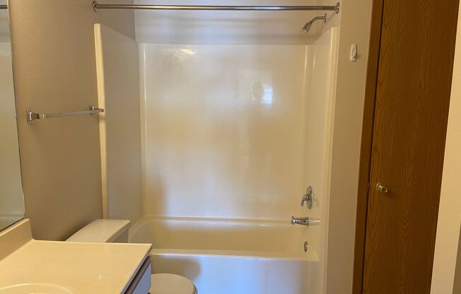 2 beds, 1 bath, 825 sqft, $1,005, Unit 321S