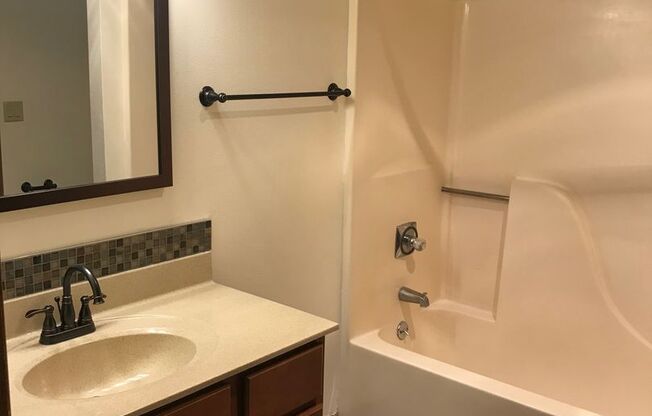 3 beds, 1 bath, 1,040 sqft, $1,695, Unit 3164-206