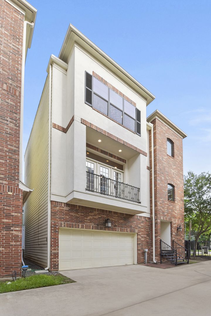 Elegant 3-Bedroom Home in Gated Inner Loop Community