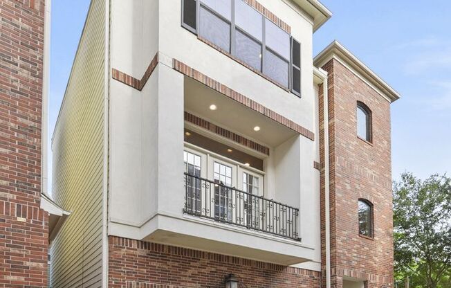 Elegant 3-Bedroom Home in Gated Inner Loop Community