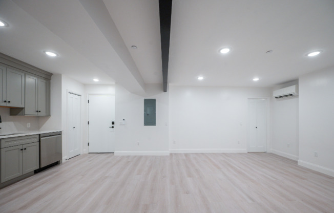 126 ADELAIDE AVE