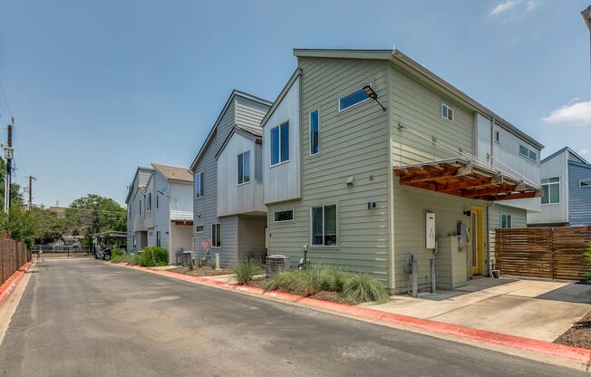 CONTEMPORARY SOUTHTOWN 2-BEDROOM TOWNHOME