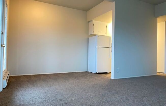 2 beds, 1 bath, $1,695, Unit Unit #19