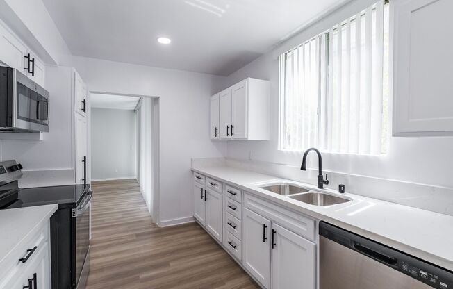 1 bed, 1 bath, 700 sqft, $2,998