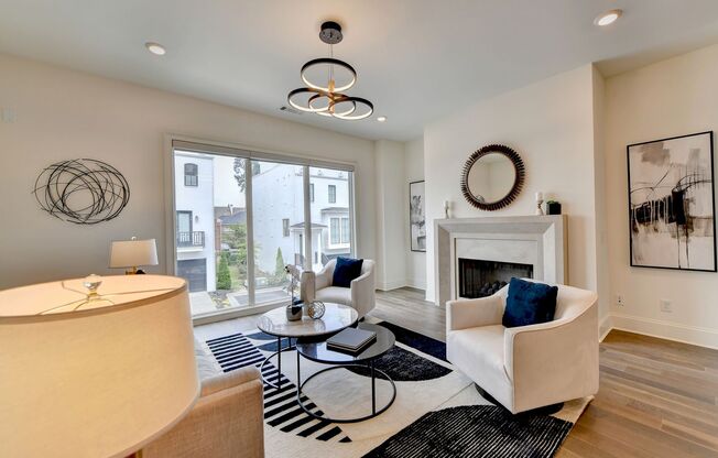 Perfectly Located, Luxury Townhome, 3 Bedroom/3.5 Bath! Heart of Buckhead!